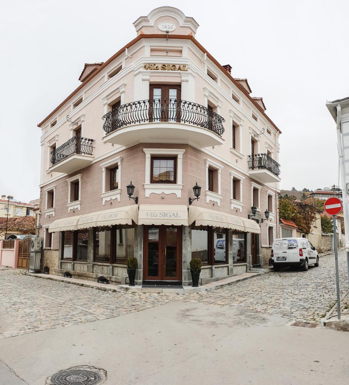 Hotel Vila Sigal Korce Bagian luar foto